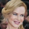 A trança de Nicole Kidman contornou a cabeça, próximo à nuca, e foi finalizada com um rabo lateral solto