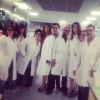 Grazi Massafera e Isabelli Fontana posam com funcionários do laboratório da L'Oreal Paris