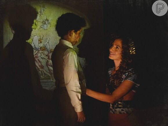 Isabel (Camila Pitanga) presenteia Elias (Cauê Campos) com uma lanterna mágica e ganha um beijo do filho, como agradecimento; em 'Lado a Lado', em 29 de janeiro de 2013