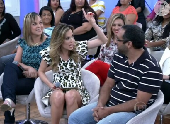 Marcos Veras foi quem pediu para Ana Furtado comentar sobre o relacionamento dela com Boninho no trabalho e a apresentadora se assustou: 'Você está perguntando pra mim mesmo?', questionou, sem jeito