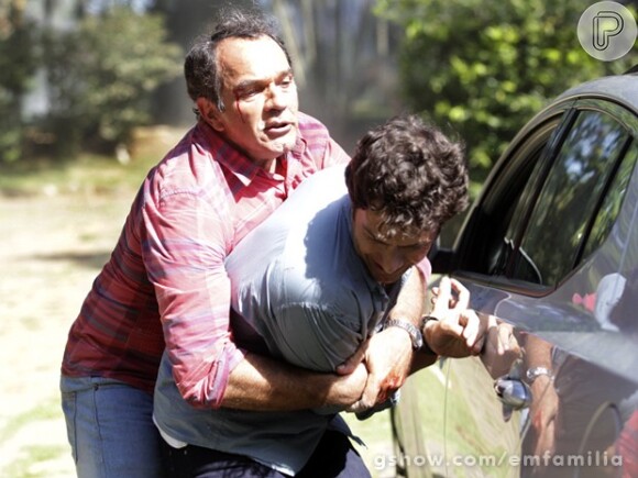 Virgílio (Humberto Martins) briga com Laerte (Gabriel Braga Nunes) na novela 'Em Família'