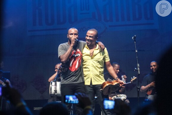 Thiaguinho convida Alexandre Pires para cantar em seu show no 'Roda de Samba', em 28 de janeiro de 2013