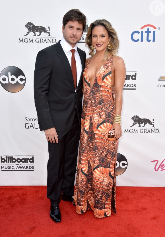 Claudia Leitte usa vestido decotado para o Billboard Music Awards em Las Vegas, Estados Unidos; cantora posou ao lado do marido, Marcio Pedreira