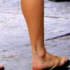 Isis Valverde tatua a data 31 de janeiro no tornozelo para marcar o dia do seu acidente de carro