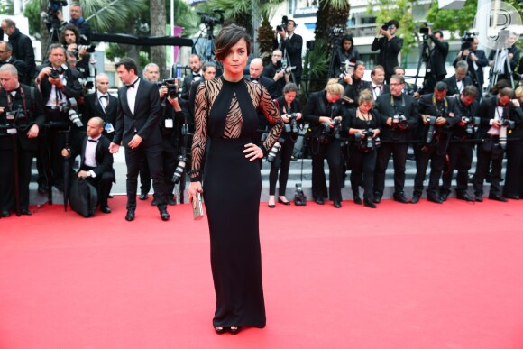 Alice Braga escolhe vestido preto com decote profundo e tela transparente em animal print para o tapete vermelho do filme 'Foxcatcher' no Festival de Cannes 2014
