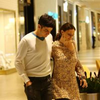 Mateus Solano passeia abraçadinho com a mulher, Paula Braun, em shopping do Rio