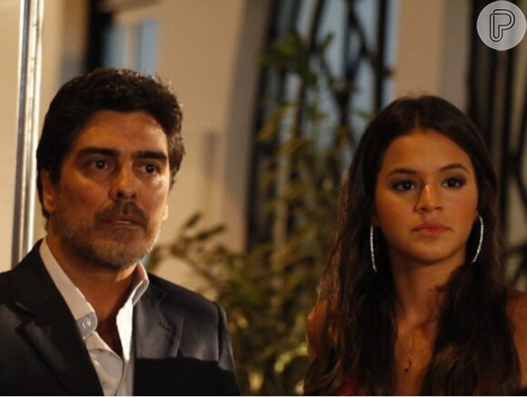 Santiago se passa por pai de bebê traficado para enganar Lurdinha (Bruna Marquezine) em cena da novela 'Salve Jorge' que foi ao ar esta semana