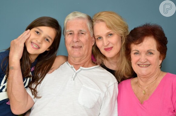 Rosane vive no Rio de Janeiro com o escritor Wilton Marques e a filha ana Clara. Na foto, ela posa com os pais, Oswaldo e Rosamar e a filha