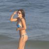 Giovanna Lancelotti curtiu a tarde desta quarta-feira, 21 de maio de 2014, na praia da Barra da Tijuca, Zona Oeste do Rio de Janeiro