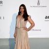 Aishwarya Rai veste Armani Privé no baile da amfAR durante o Festival de Cannes 2014