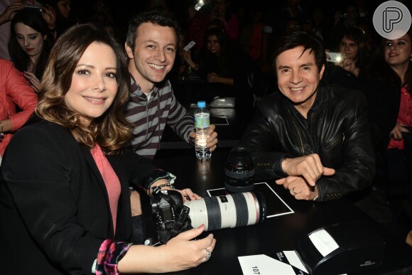 Noely, Lucas Limas e Xororó ficaram em uma mesa coladinha no palco, no show de Sandy