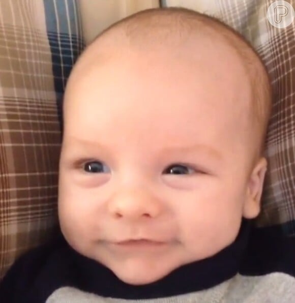 Alexandre, bebê de Ana Hickamann, é paparicado pela mãe em vídeo