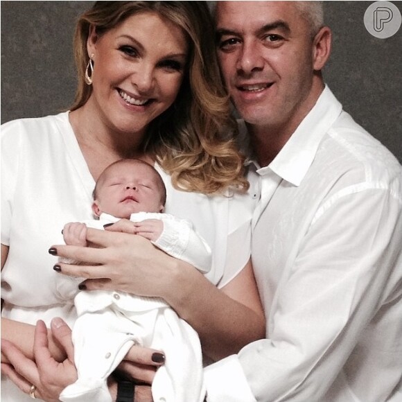 Ana Hickmann e o marido, Alexandre Corrêa, apresentaram o filho, Alexandre, 9 dias após o nascimento do bebê