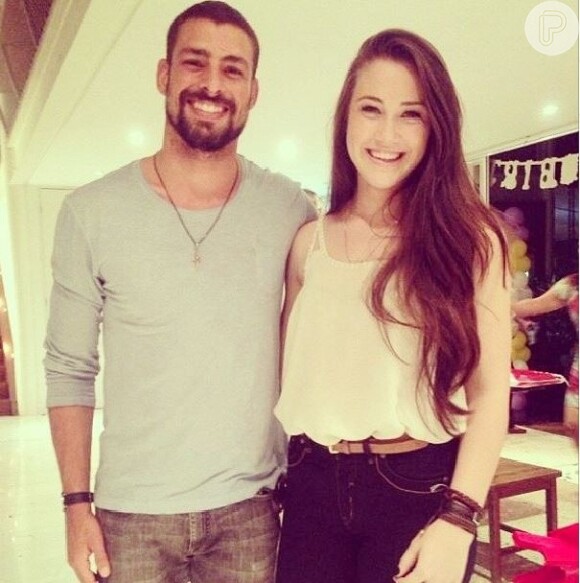 Cauã Reymond esteve na festa da filha, Sofia, e posou sorridente com a sobrinha de Grazi Massafera, Gleicy