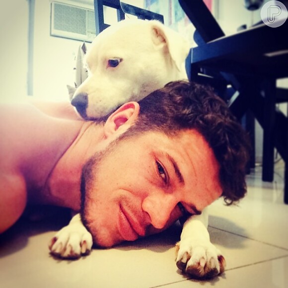 José Loreto é apaixonado por animais e adora posar com seu cachorro para fotos