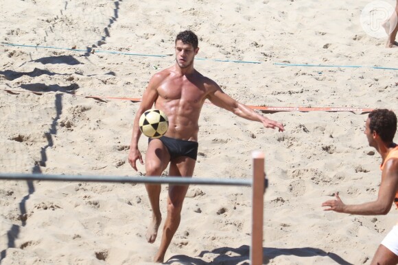 Para manter o corpo em forma, José Loreto está sempre praticando esportes na praia e intercala com academia