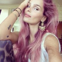 Yasmin Brunet exibe os cabelos em tom de rosa em foto: 'Vou tomar coragem'