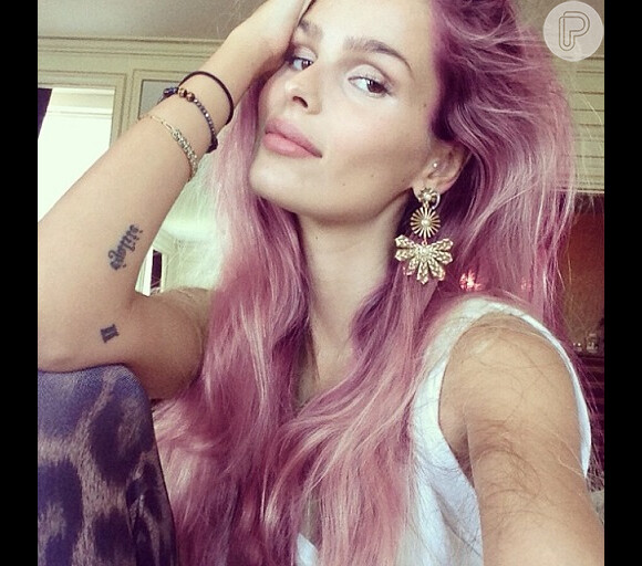 Yasmin Brunet publicou uma foto em que apareceu com os cabelos rosa na tarde desta segunda-feira, 26 de maio de 2014