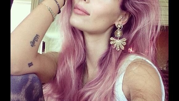 Yasmin Brunet exibe os cabelos em tom de rosa em foto: 'Vou tomar coragem'