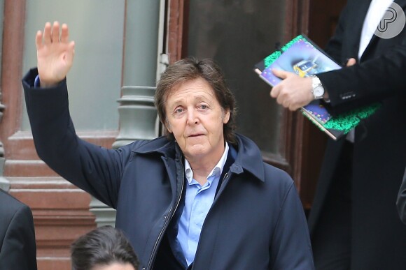 Segundo produtora, Paul McCartney 'melhorou ontem (segunda) após receber tratamento médico e já era suficientemente segura para tomar um voo'