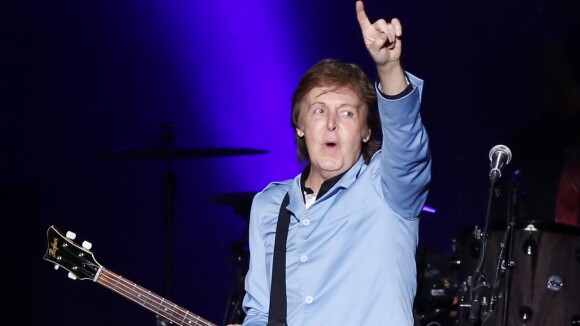 Paul McCartney deixa o Japão após cancelar shows devido a infecção: 'Melhorou'