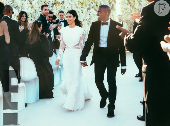 Kim Kardashian usou vestido da grife Givenchy, desenhado por Ricardo Tisci, diretor criativo da marca. Kanye West também usou um smoking da grife 