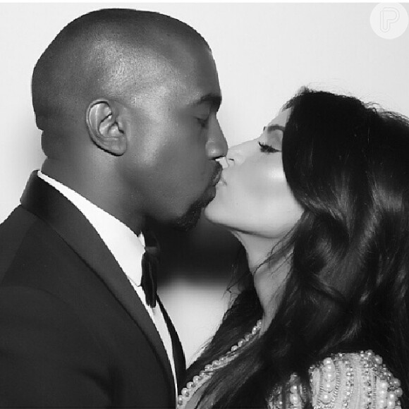 Kim Kardashian e Kanye West se beijam no photo boot 