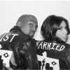 Kim Kardashian e Kanye West posam com jaquetas com as palavras 'Just Married' (recém-casados)