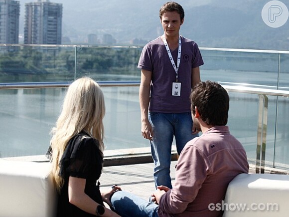 Danilo (Miguel Roncato) flagra Megan (Isabelle Drummond) e Davi (Humberto Carrão) se beijando e faz um escândalo, em 'Geração Brasil'