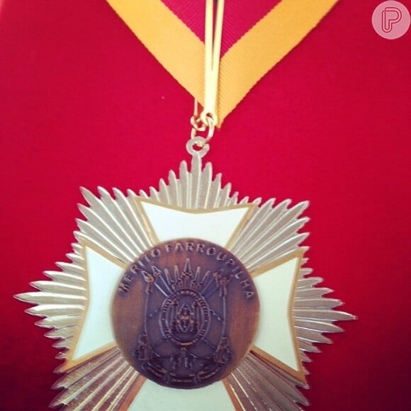 Patrícia Poeta é homenageada no Rio Grande do Sul e exibe medalha em seu perfil no Instagram; jornalista agradeceu a condecoração nas redes sociais