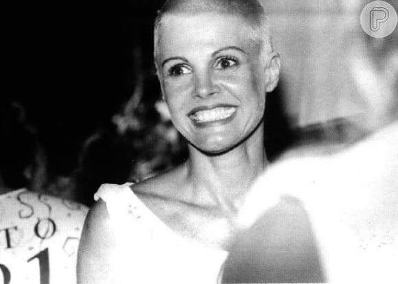 Monique Evans sem os longos fios loiros, no início da carreira, nos anos 1980