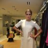 Deborah Secco escolheu um microvestido para prestigiar a inauguração da loja Lilly Sarti no Shopping Fashion Mall, na Barra da Tijuca, Zona Oeste do Rio de Janeiro