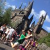 Leticia Spiller posa ao lado do filho, Pedro, em frente ao castelo do Harry Potter