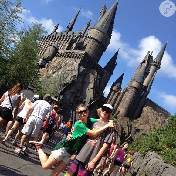 Leticia Spiller posa ao lado do filho, Pedro, em frente ao castelo do Harry Potter