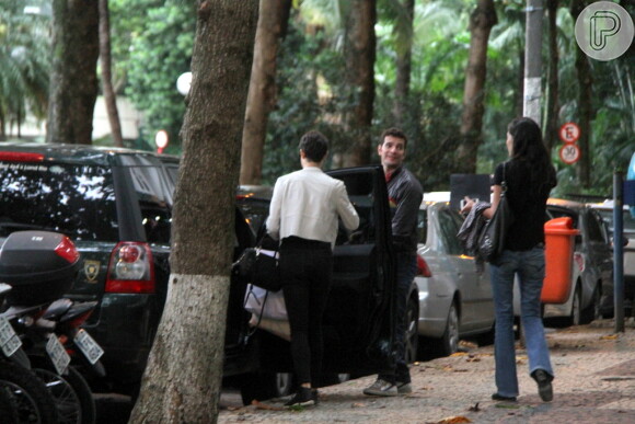 Sophie Charlotte e Daniel de Oliveira se despedem da amiga e entram no carro