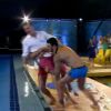 Felipe Titto e Caio Castro pegam o apresentador Luciano Huck de surpresa e jogam ele na piscina com roupa