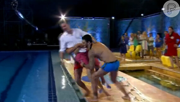 Felipe Titto e Caio Castro pegam o apresentador Luciano Huck de surpresa e jogam ele na piscina com roupa