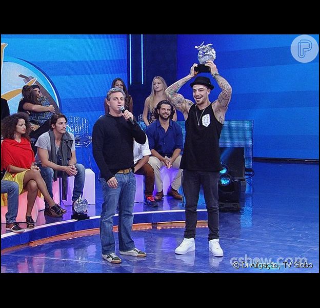 Felipe Titto E Romulo Neto Ganham Carro No Saltibum E Huck E Jogado Na Piscina Purepeople