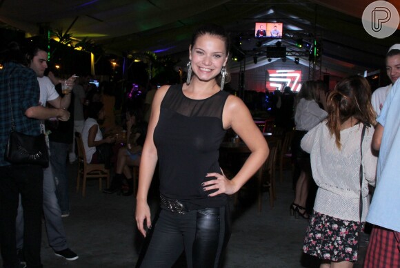 Milena Toscano posa sorridente para fotos no evento