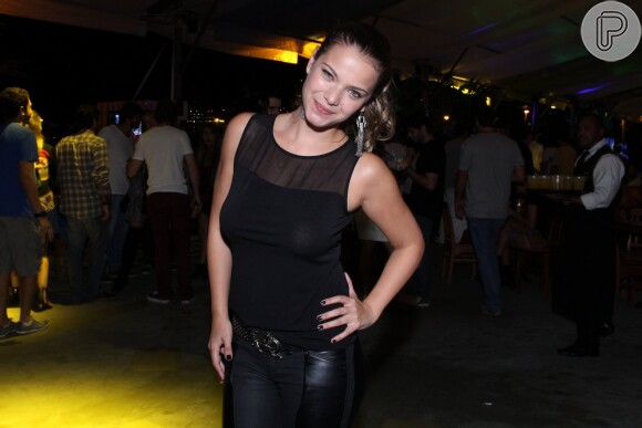 Milena Toscano usa look preto em evento