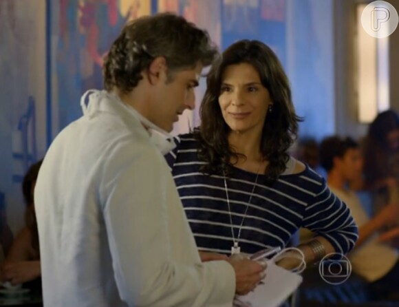 Cadu (Reynaldo Gianecchini) e Verônica (Helena Ranaldi) ficam mais próximos depois da separação do chef, na novela 'Em Família'