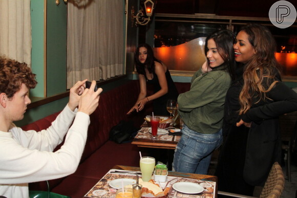 Anitta e Gaby Amarantos são fotografadas em evento de restaurante