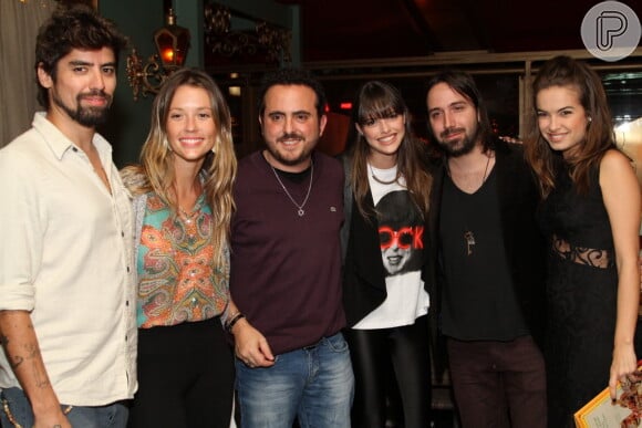 Juliana Didone com o namorado, Flávio Rossi, Lua Blanco, Agatha Moreira e o namorado, Pedro Nicoll, posam com Isaac Azar