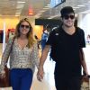 Louise D'Tuani e Eduardo Sterblitch embarcam juntos no aeroporto Santos Dumont, no Rio de Janeiro, em 3 de junho de 2014