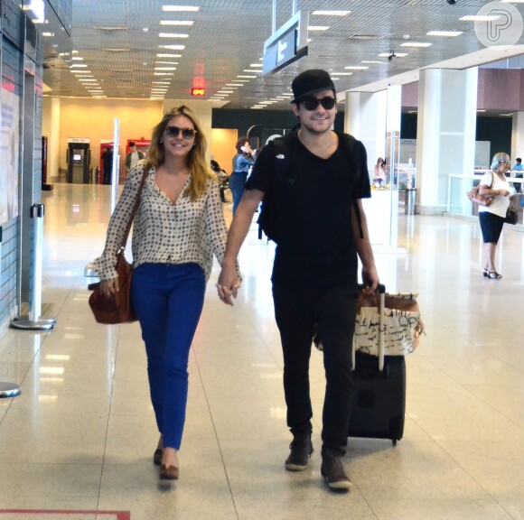 Louise D'Tuani e Eduardo Sterblitch embarcam juntos no aeroporto Santos Dumont, no Rio de Janeiro, em 3 de junho de 2014