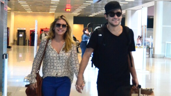Louise D'Tuani e Eduardo Sterblitch embarcam sorridentes em aeroporto do Rio