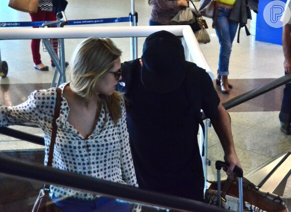 Louise D'Tuani e Eduardo Sterblitch conversam na escada rolante do aeroporto Santos Dumont