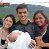Felipe Simas recebe visita do filho, Joaquim, da namorada, Mariana Ulhmann, e mãe, Ana Sang, nas gravações de 'Malhação - Sonhos'