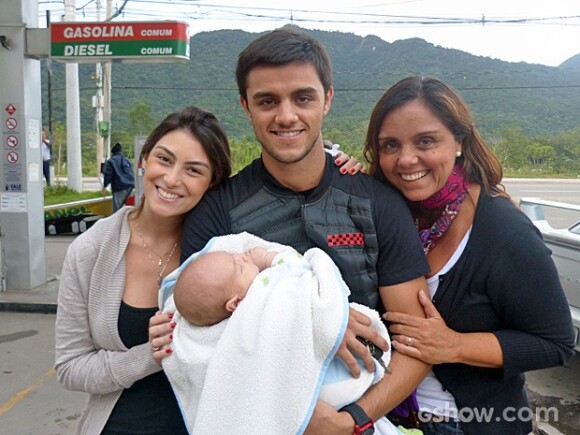 Felipe Simas recebe visita do filho, Joaquim, da namorada, Mariana Ulhmann, e mãe, Ana Sang, nas gravações de 'Malhação - Sonhos'