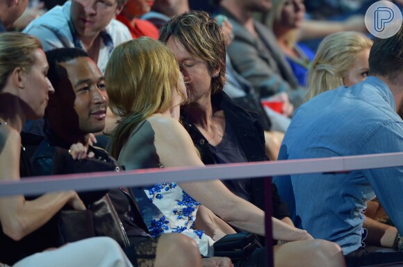 Nicole Kidman estava no maior chamego ao lado do marido, Keith Urban, durante o CMT Music Awards